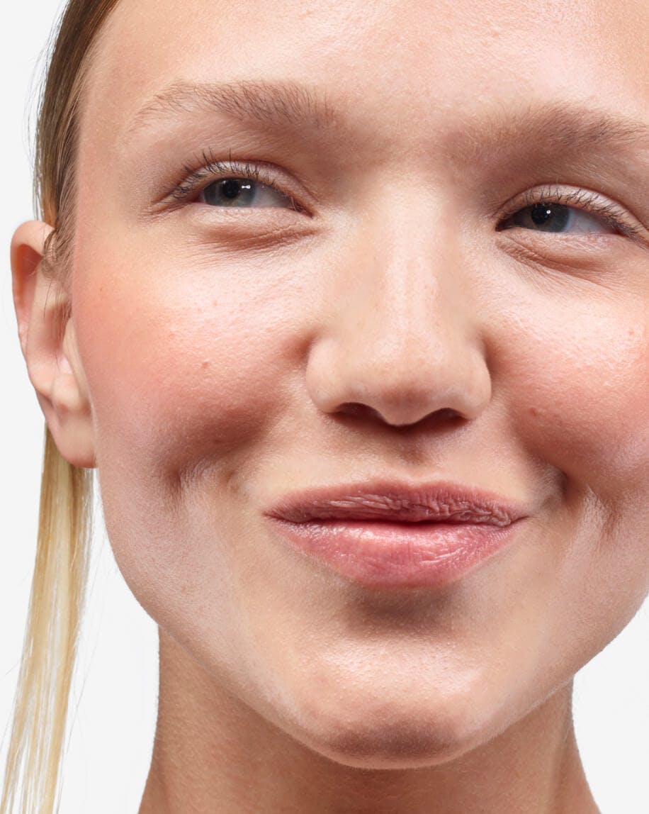 Juliette wears Cloud Paint in Beam.