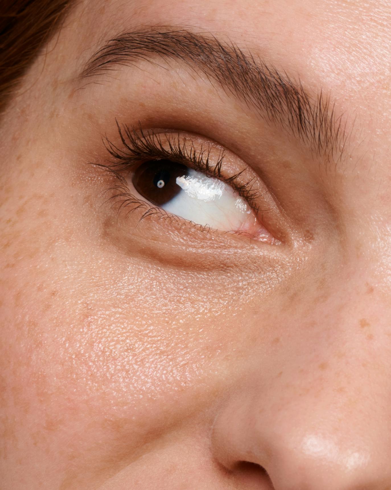 Stella wears Boy Brow Arch in Cool Brown.