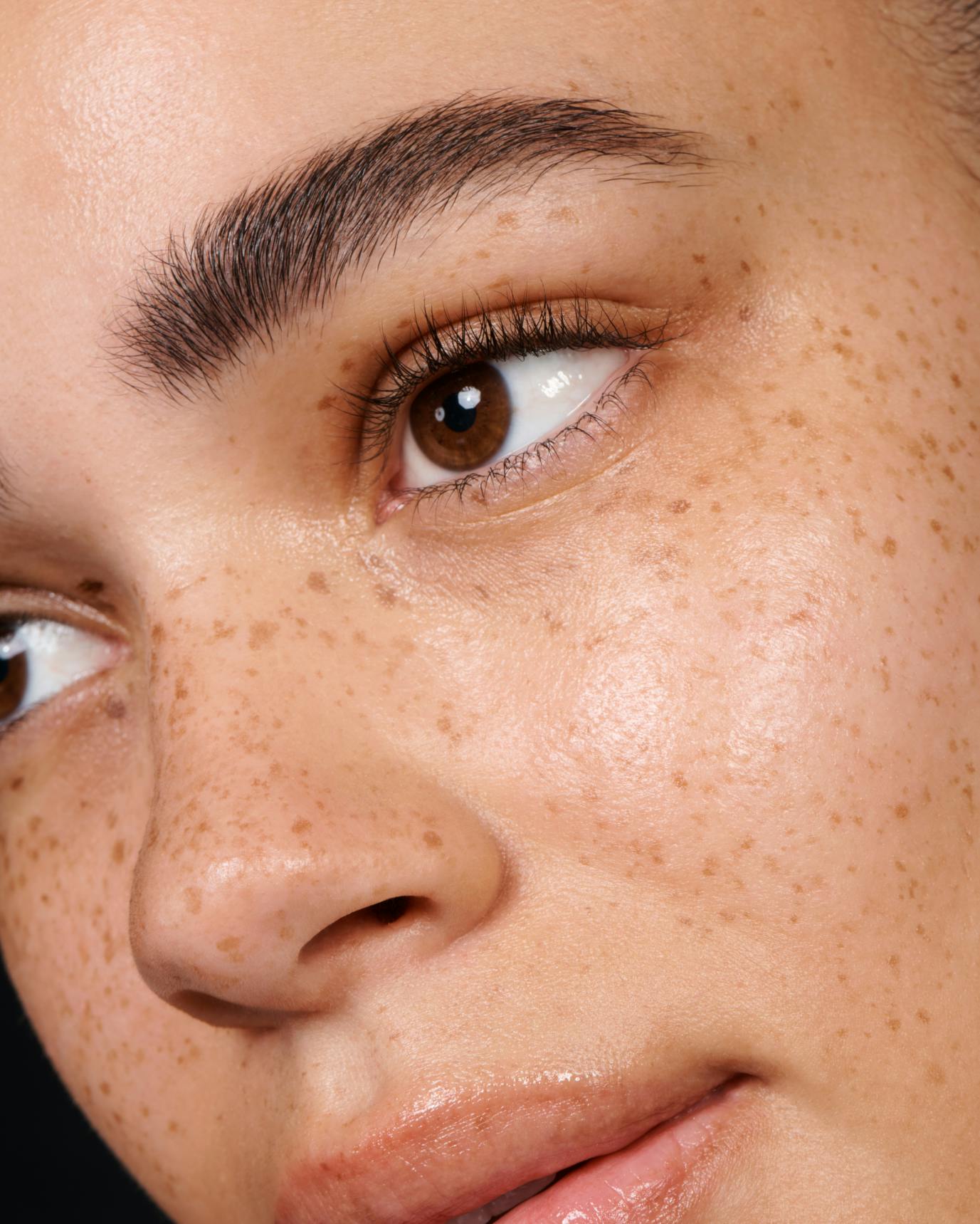 Lyric wears Boy Brow Arch in Cool Dark Brown