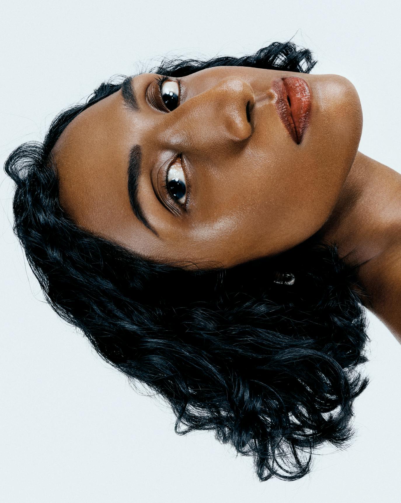 Shakti wears Boy Brow Arch in Cool Dark Brown.