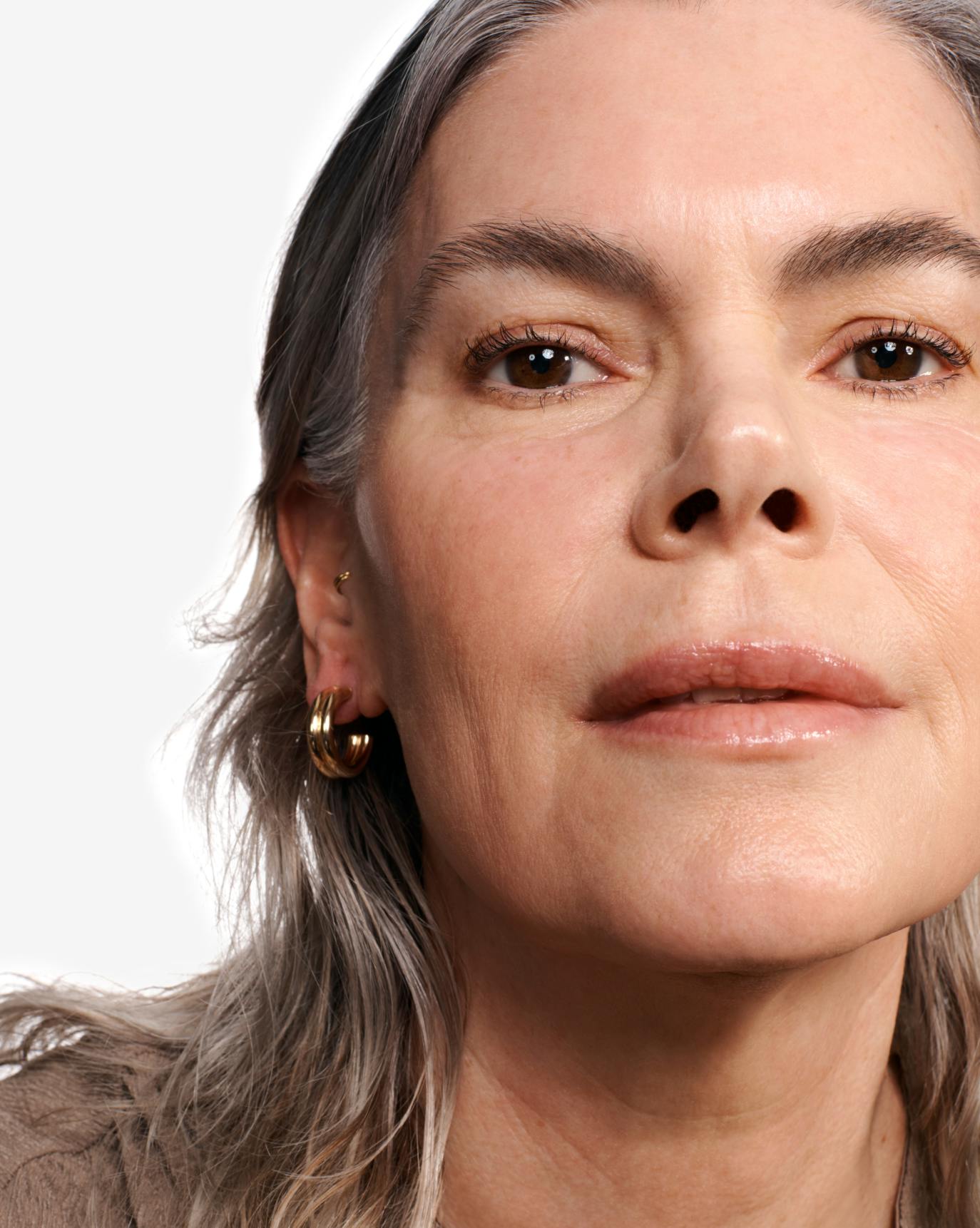 Anne wears Boy Brow Arch in Grey