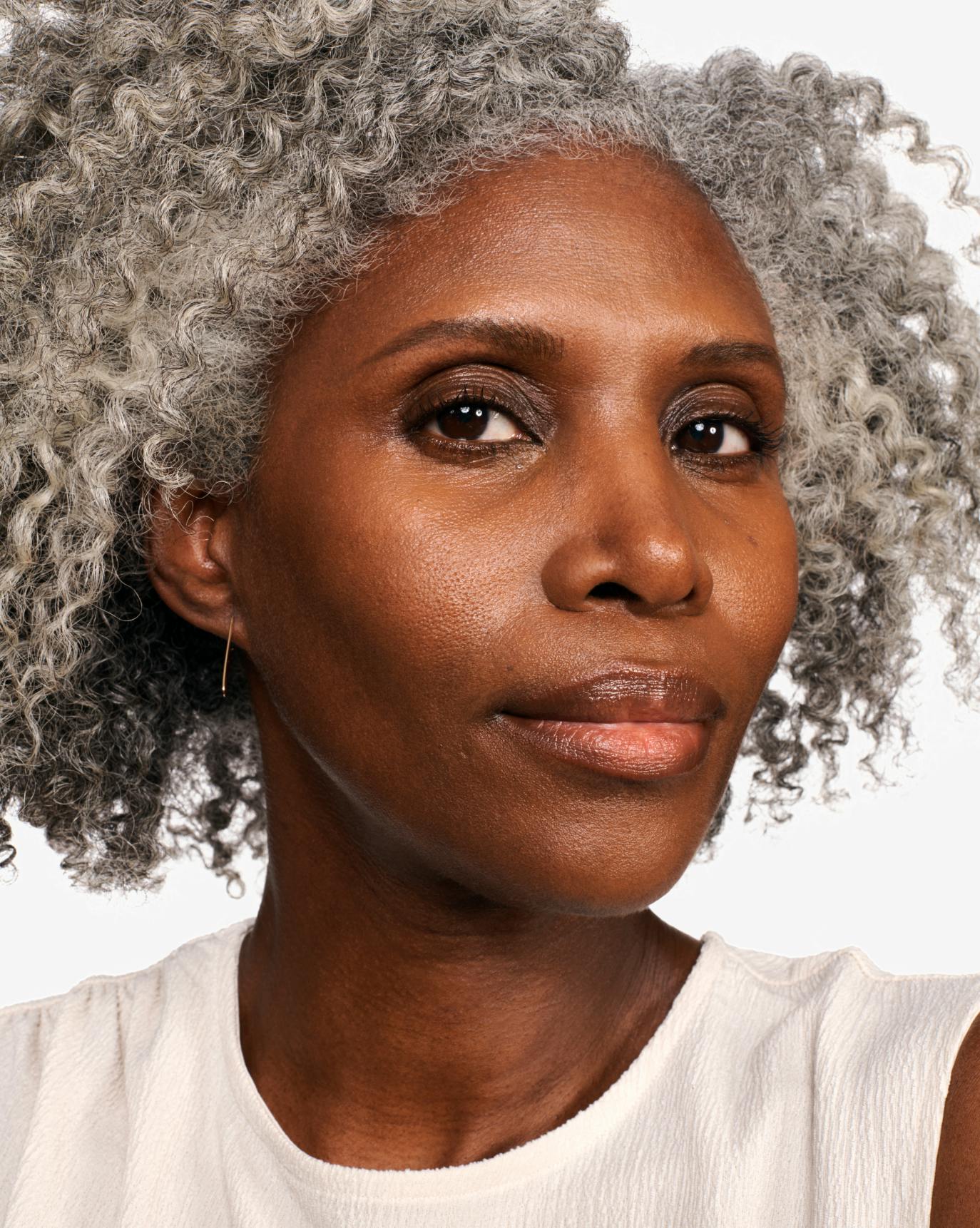 Sadie wears Boy Brow Arch in Warm Dark Brown