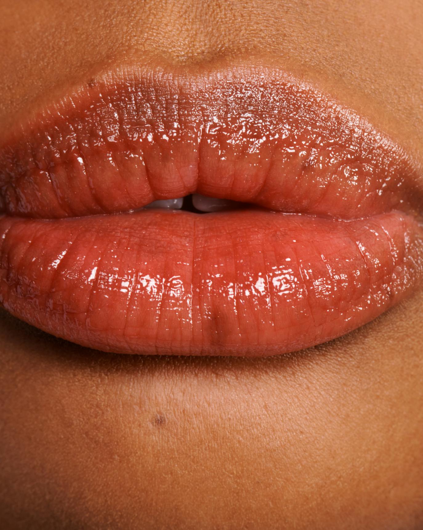 Lyric wears Lip Line in Graze.