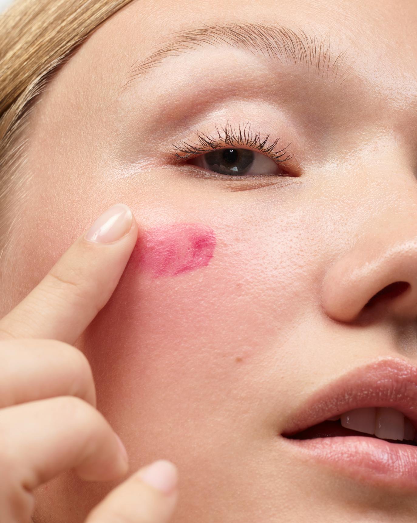 Juliette wears Cloud Paint in Haze.