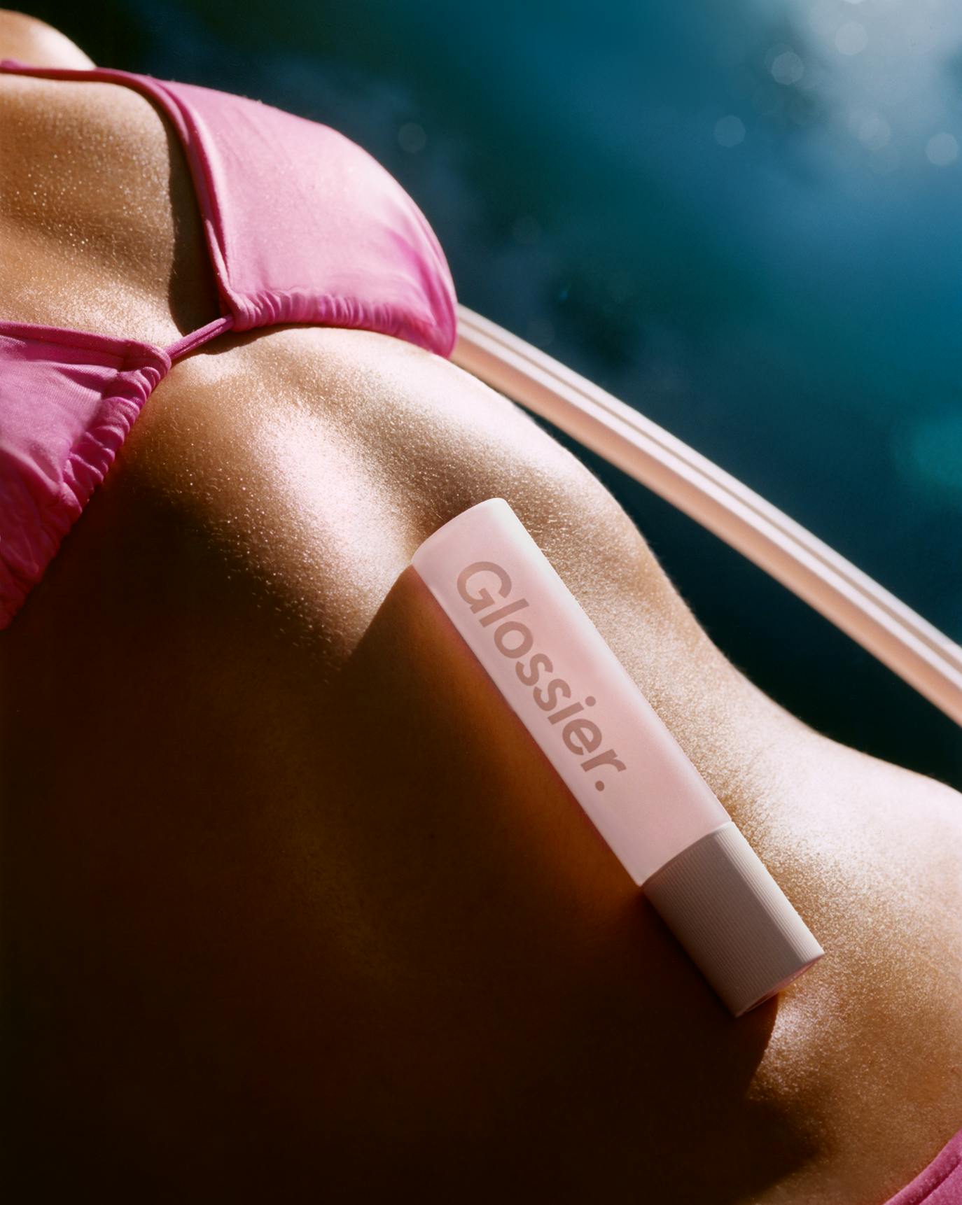 Yumi wears Sandstone Body Spritz.