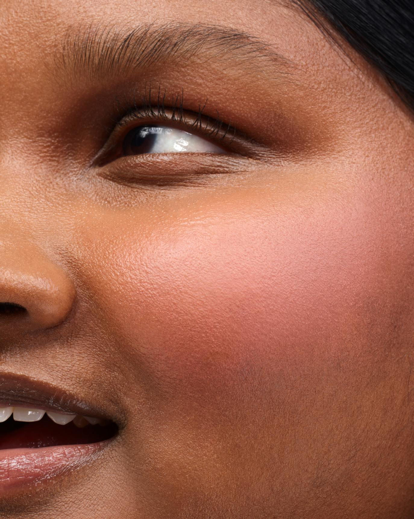 Sarennya wears Cloud Paint in Puff.