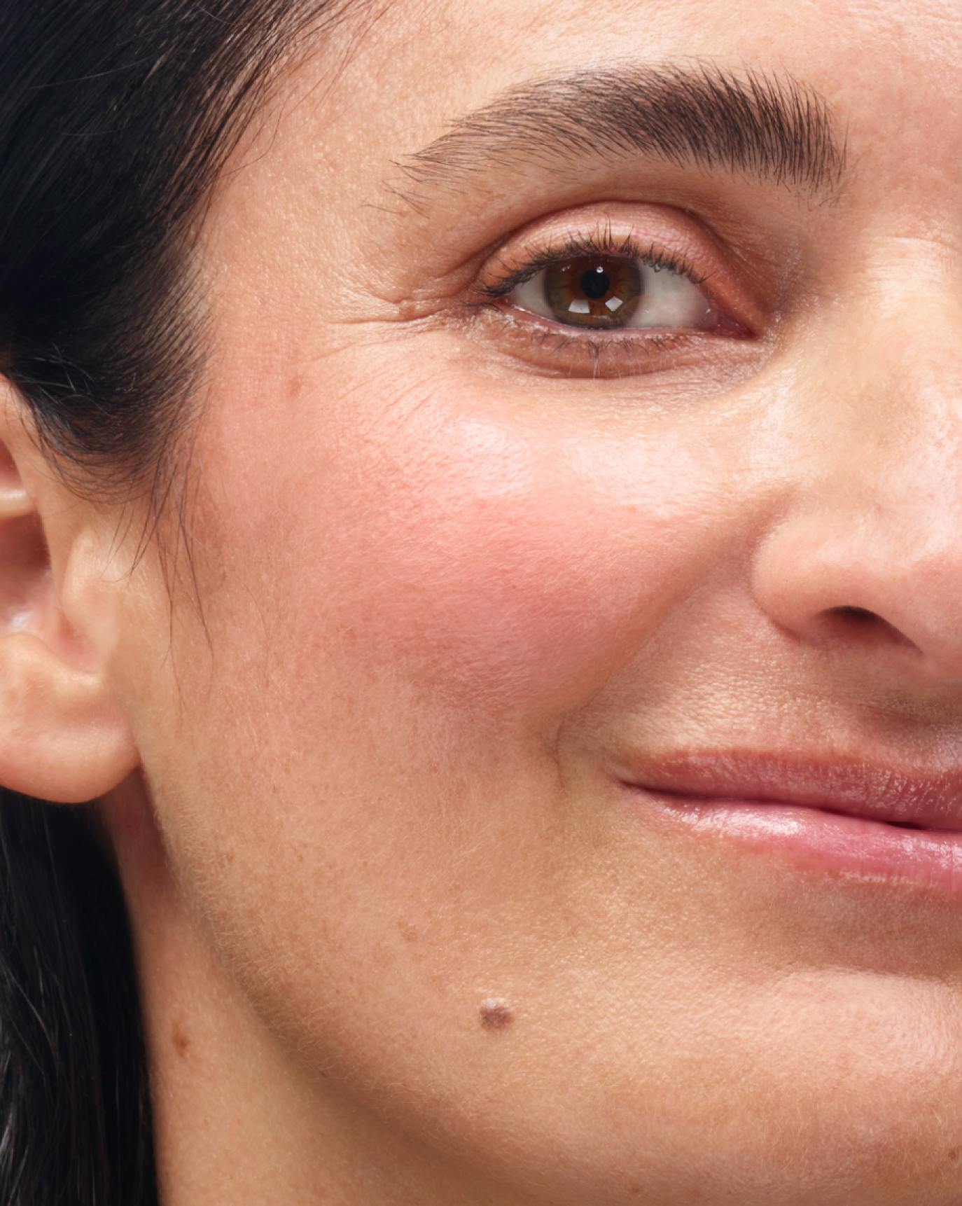 Yesim wears Cloud Paint in Puff.