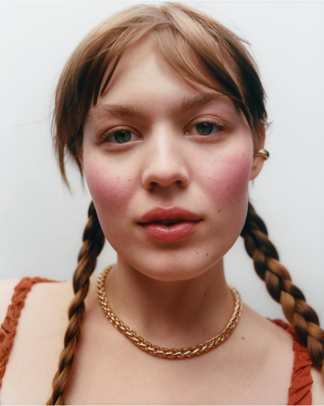 Lulu wears Cloud Paint in Puff.