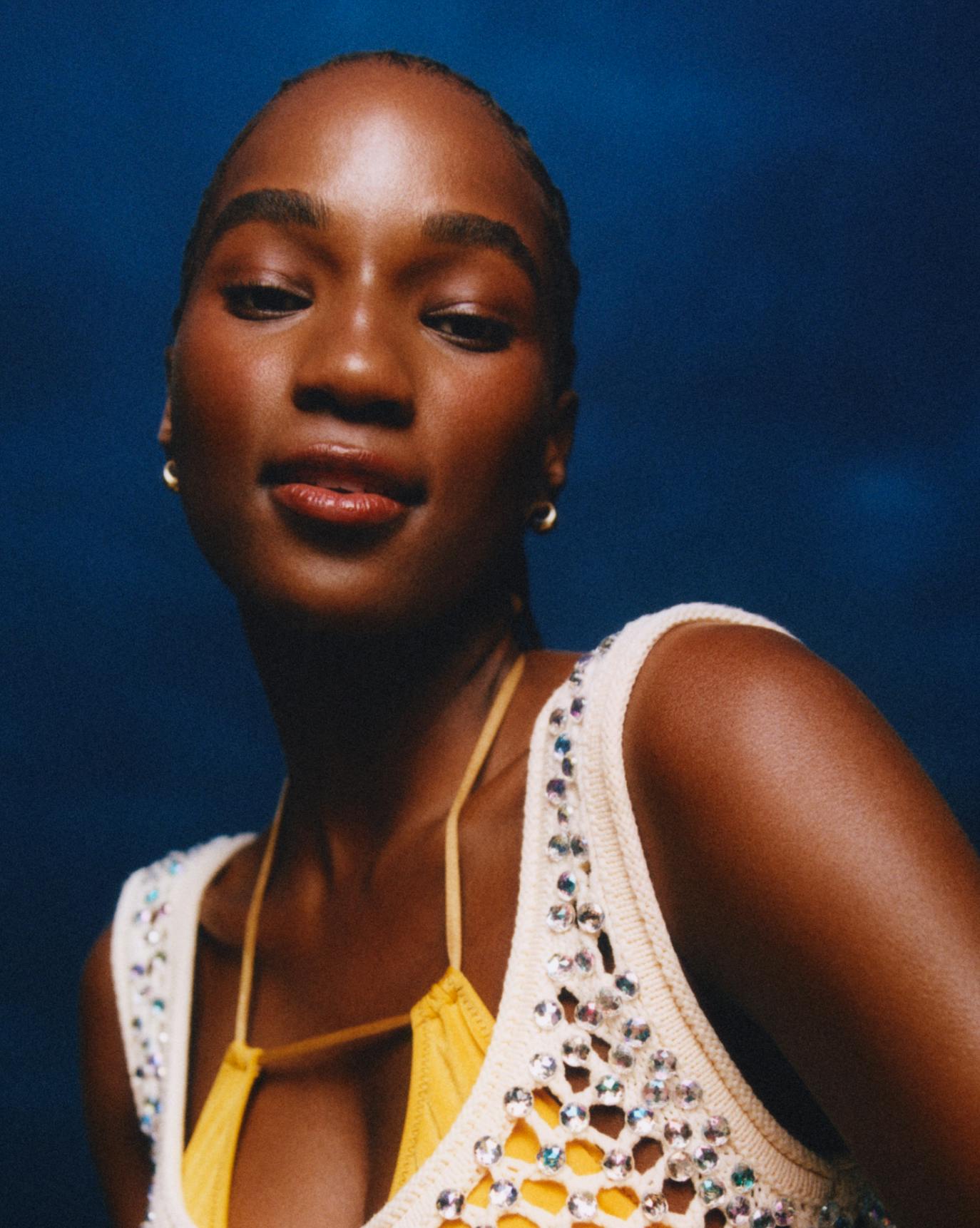 Janica wears Cloud Paint in Drift.