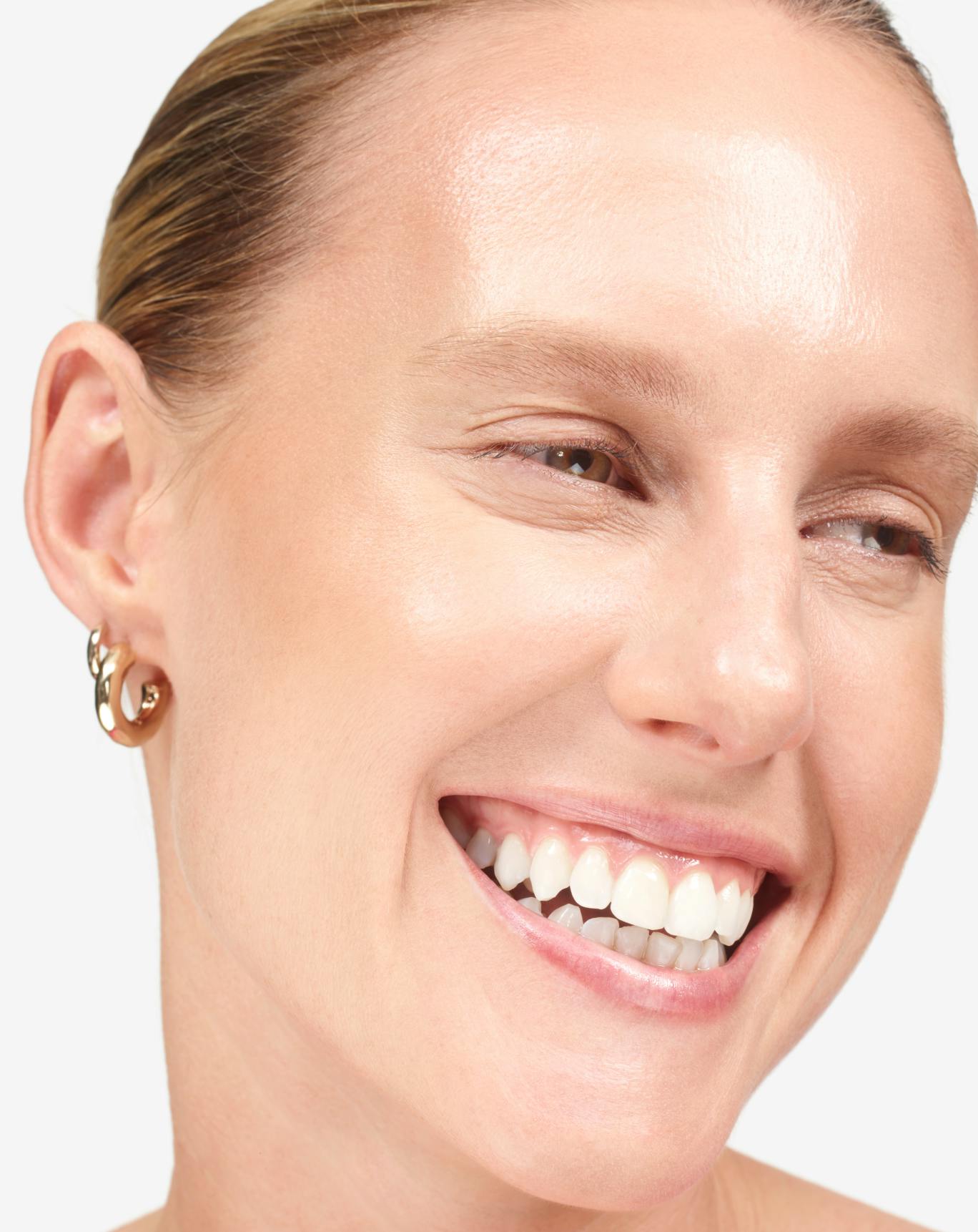 Elly wears Cloud Paint in Dune.