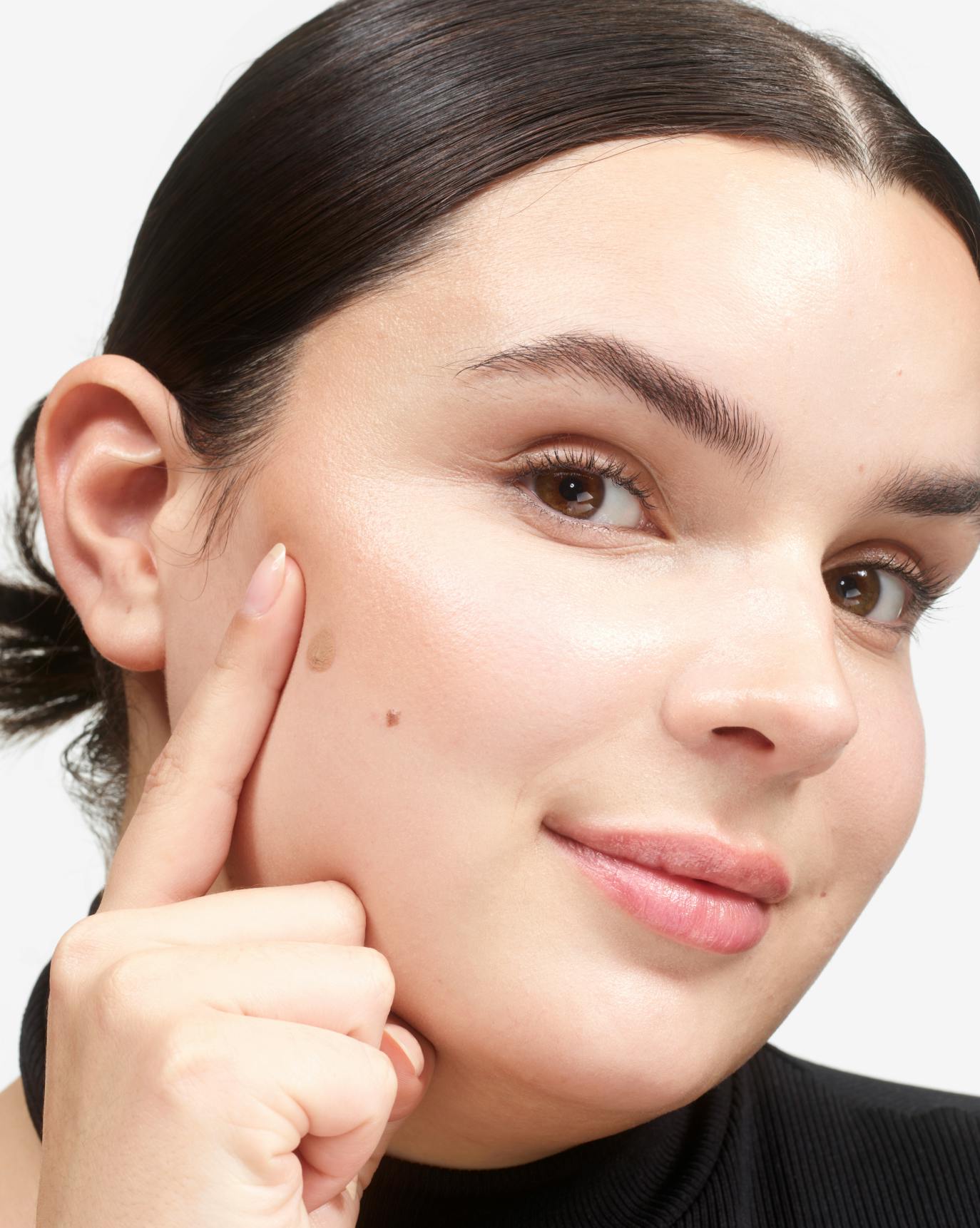 Alicia wears Cloud Paint in Sail.