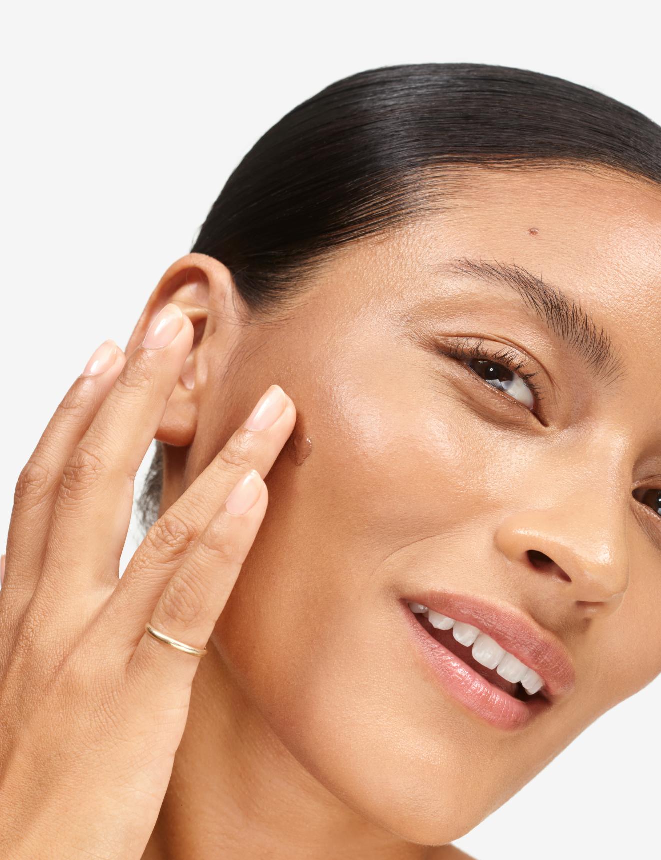 Nina wears Cloud Paint in Swept.