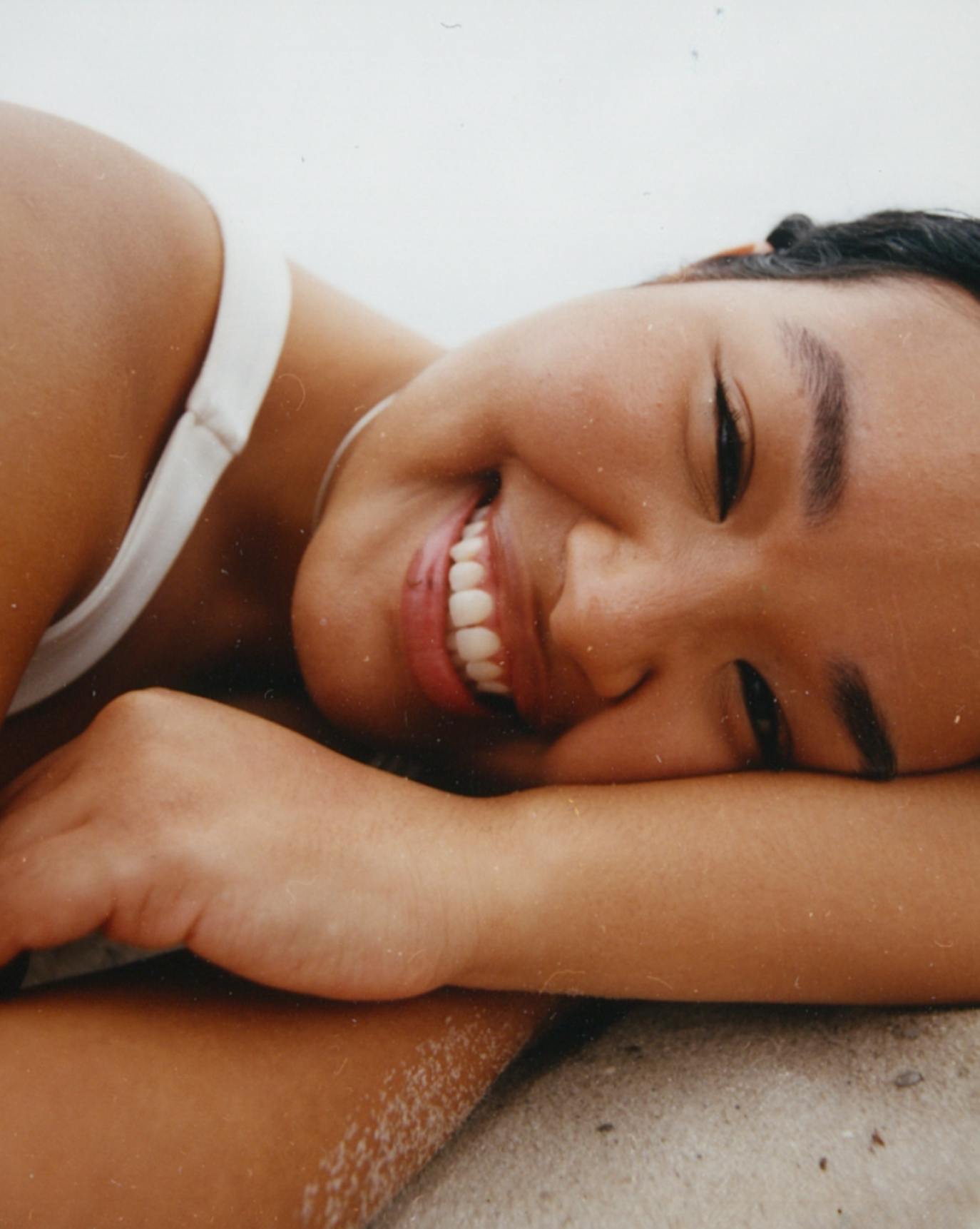 Nina wears Cloud Paint in Swept.