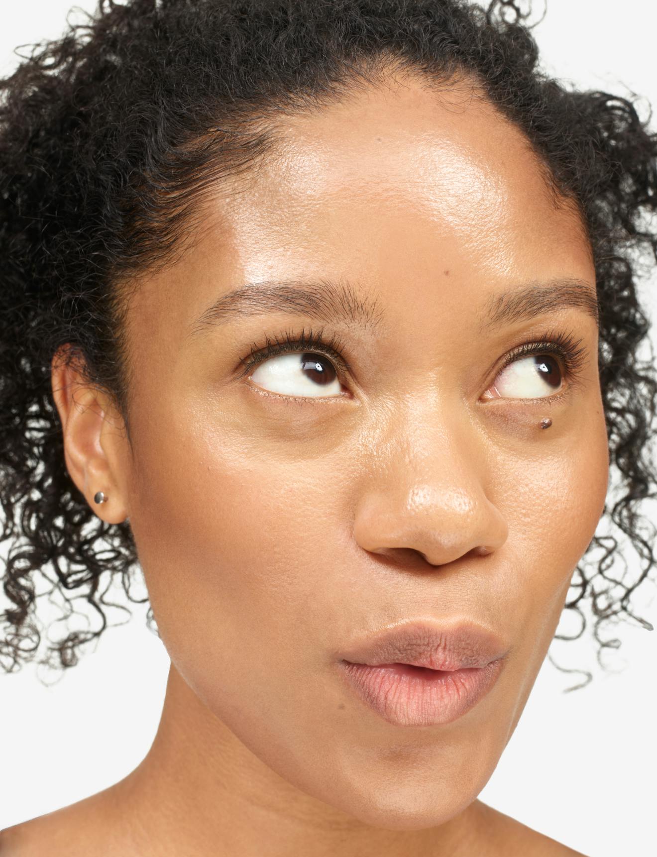 Naome wears Cloud Paint in Swept.