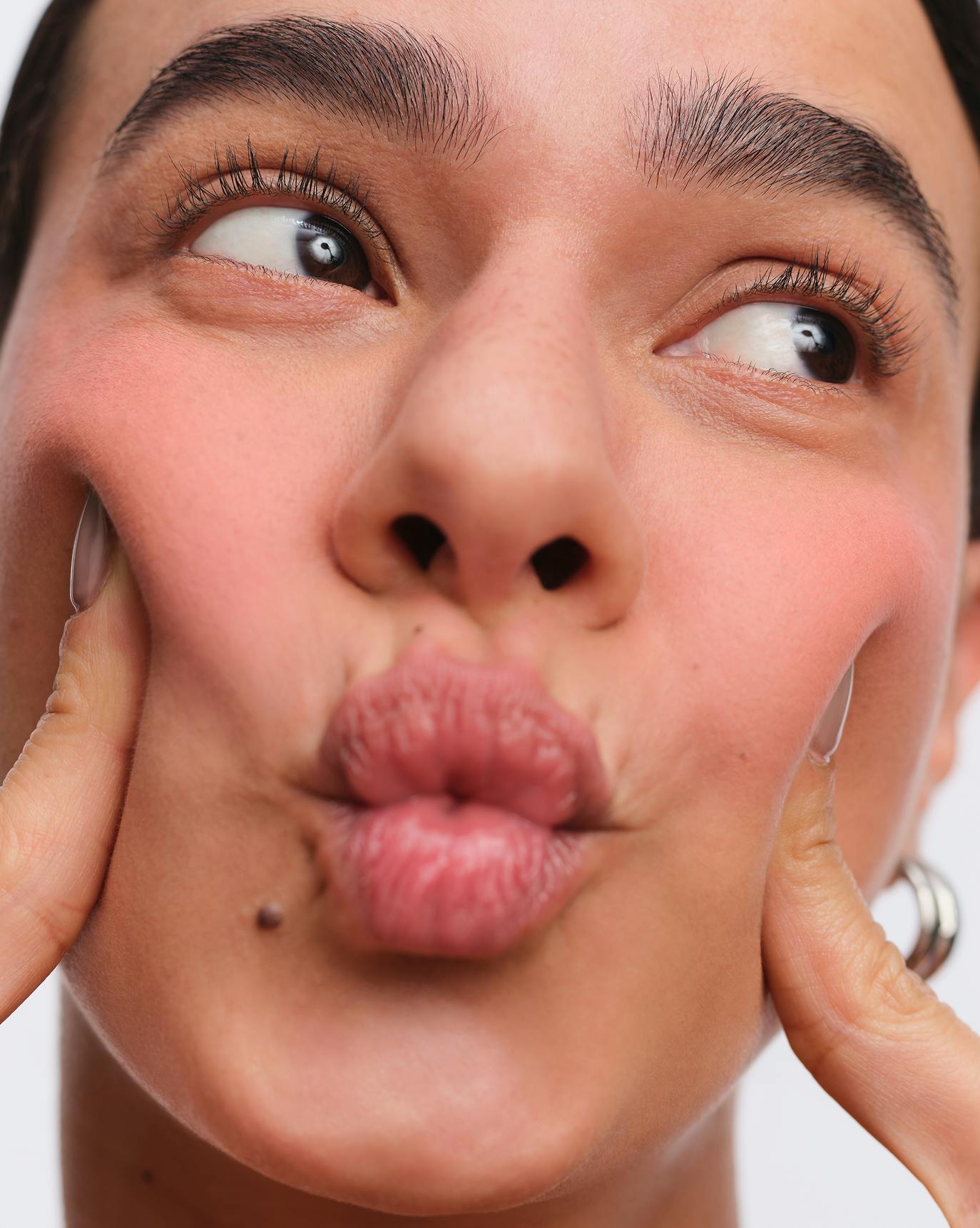 Joanna wears Cloud Paint Plush Blush in Beam.