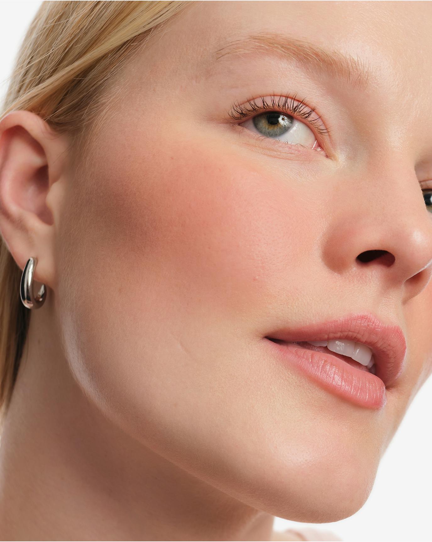 Elynn wears Cloud Paint Plush Blush in Gale.