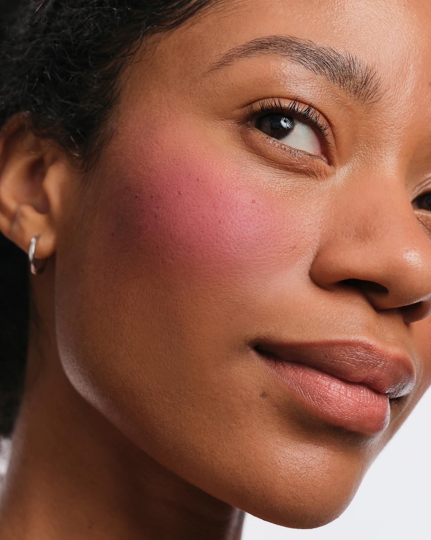 Naome wears Cloud Paint Plush Blush in Plume.