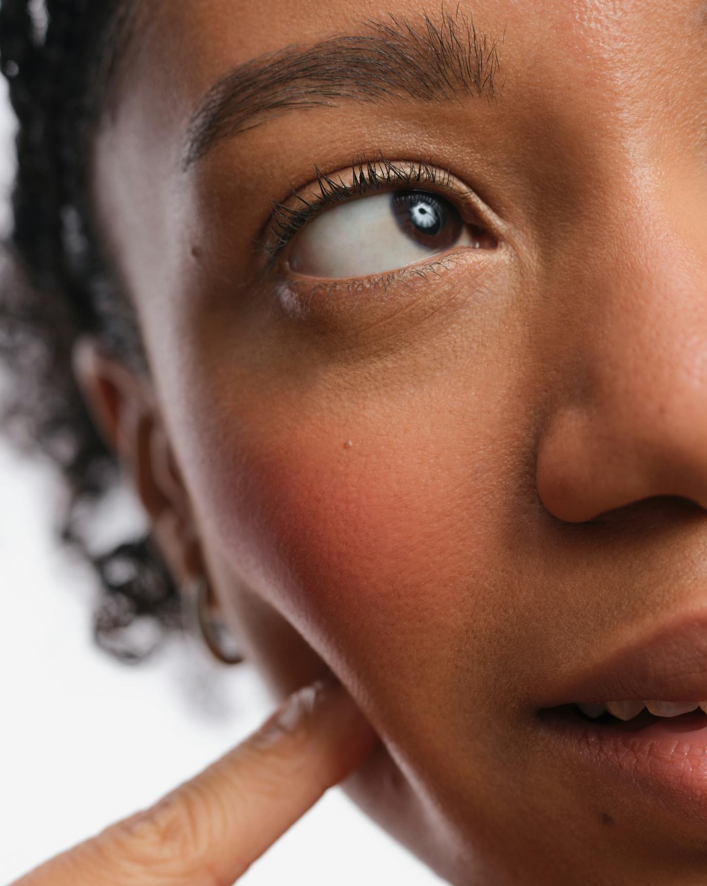 Naome wears Cloud Paint Plush Blush in Storm.