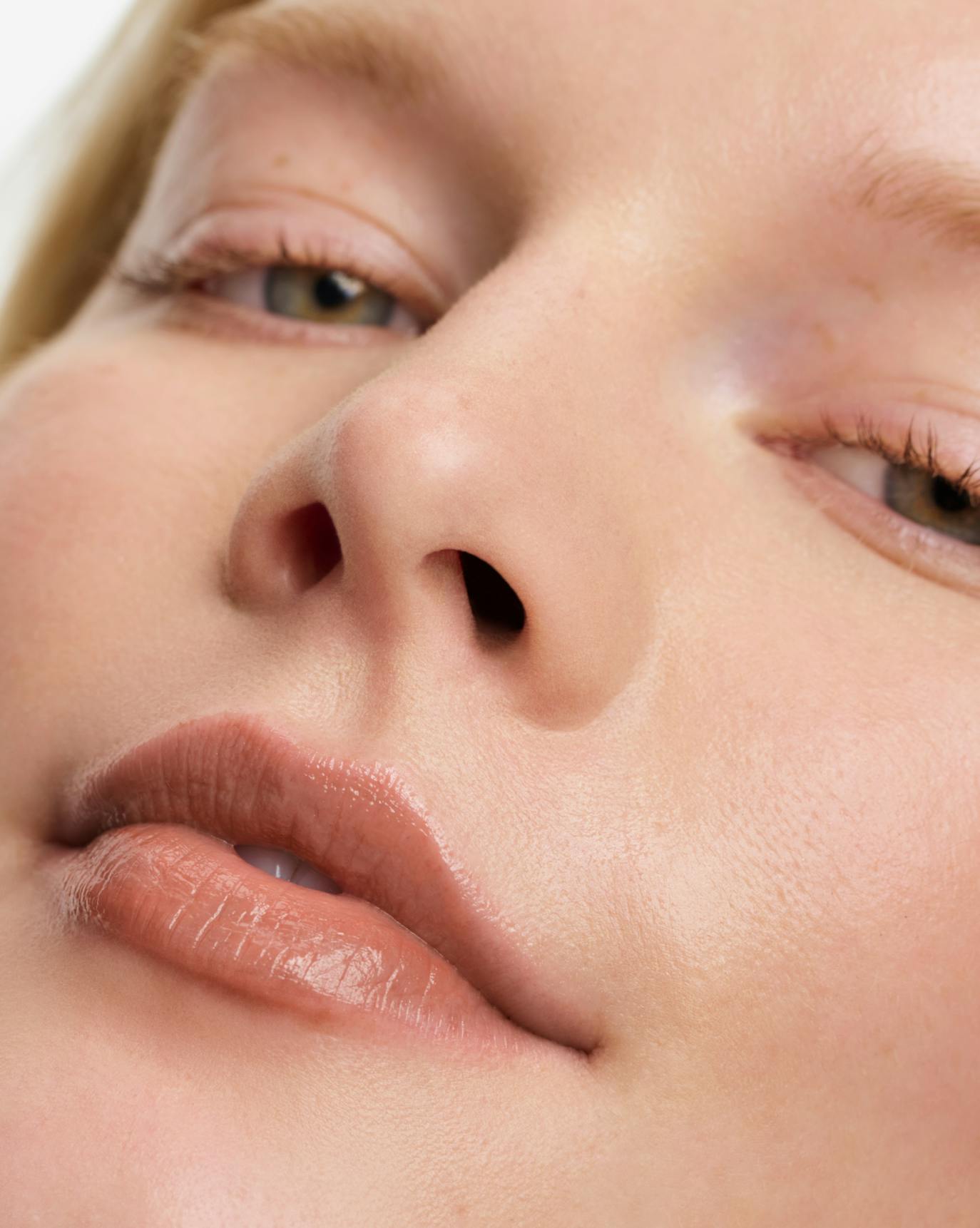 Elynn wears Cookie Butter Balm Dotcom.