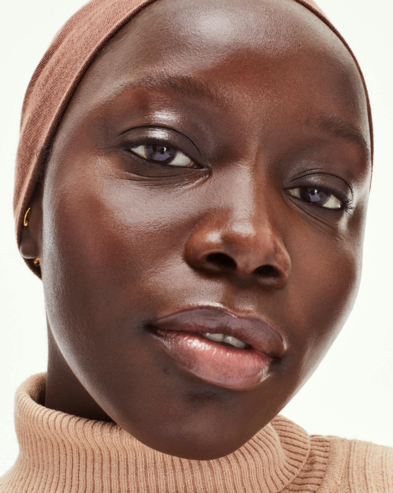 Oumy wears Ultralip in Villa.