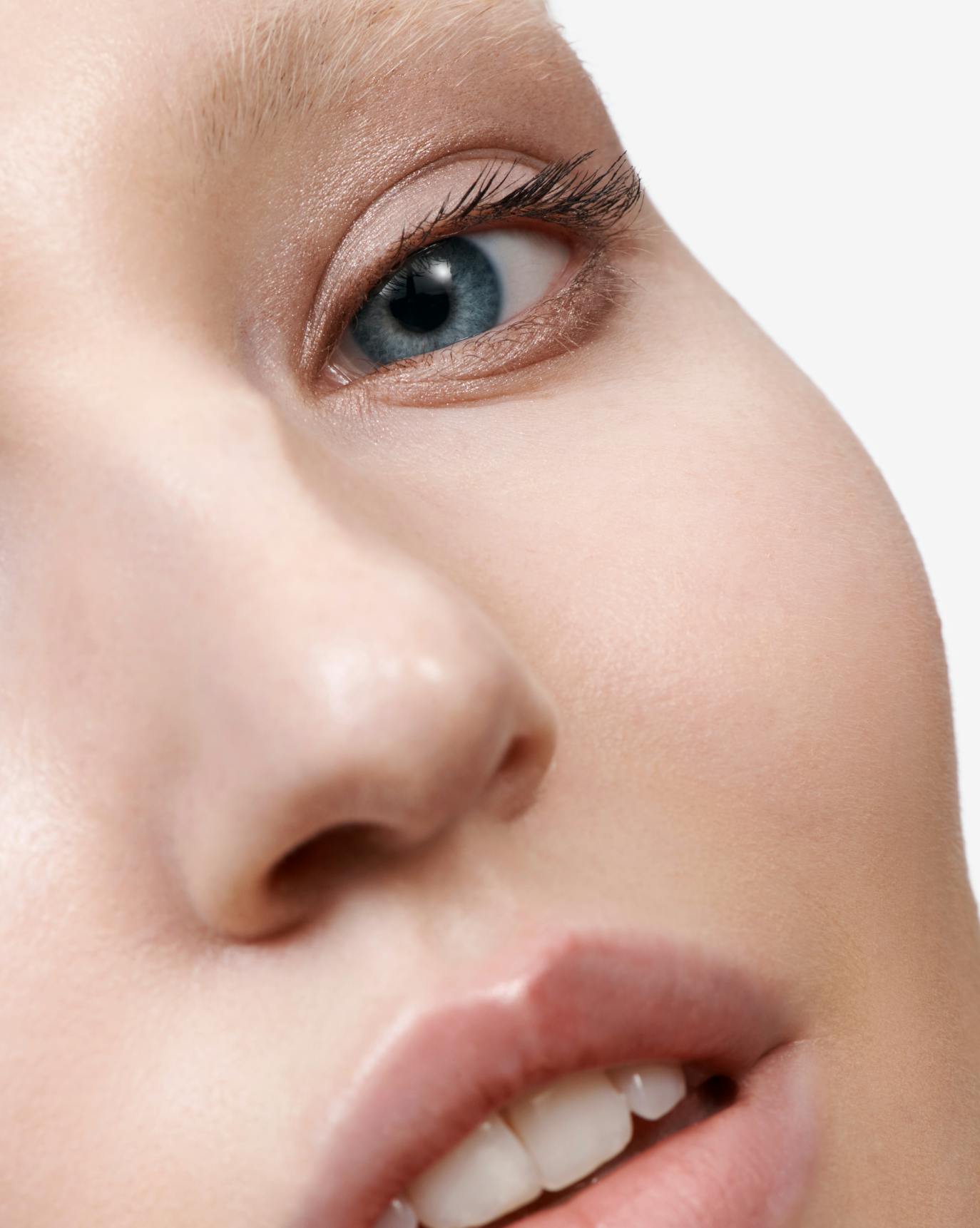 Charlotte wears Shadow Stick in Hook.