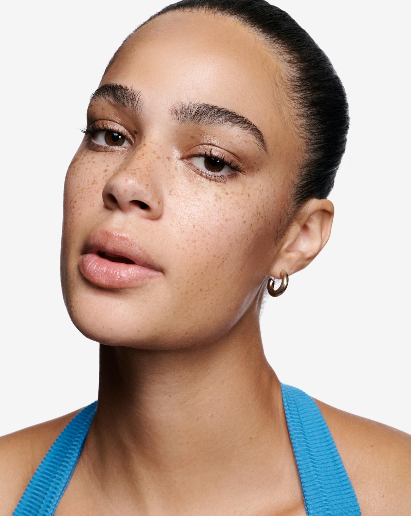 Lyric wears Shadow Stick in Hook.