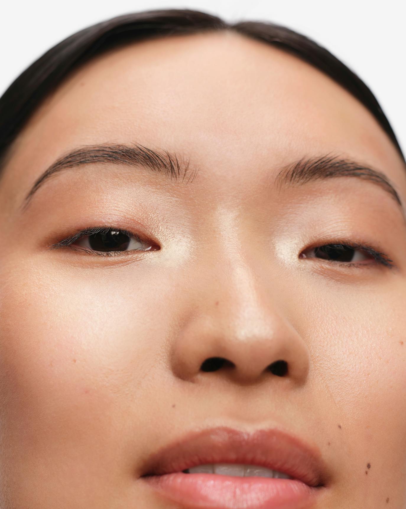 Chris wears Skylight in Starry.