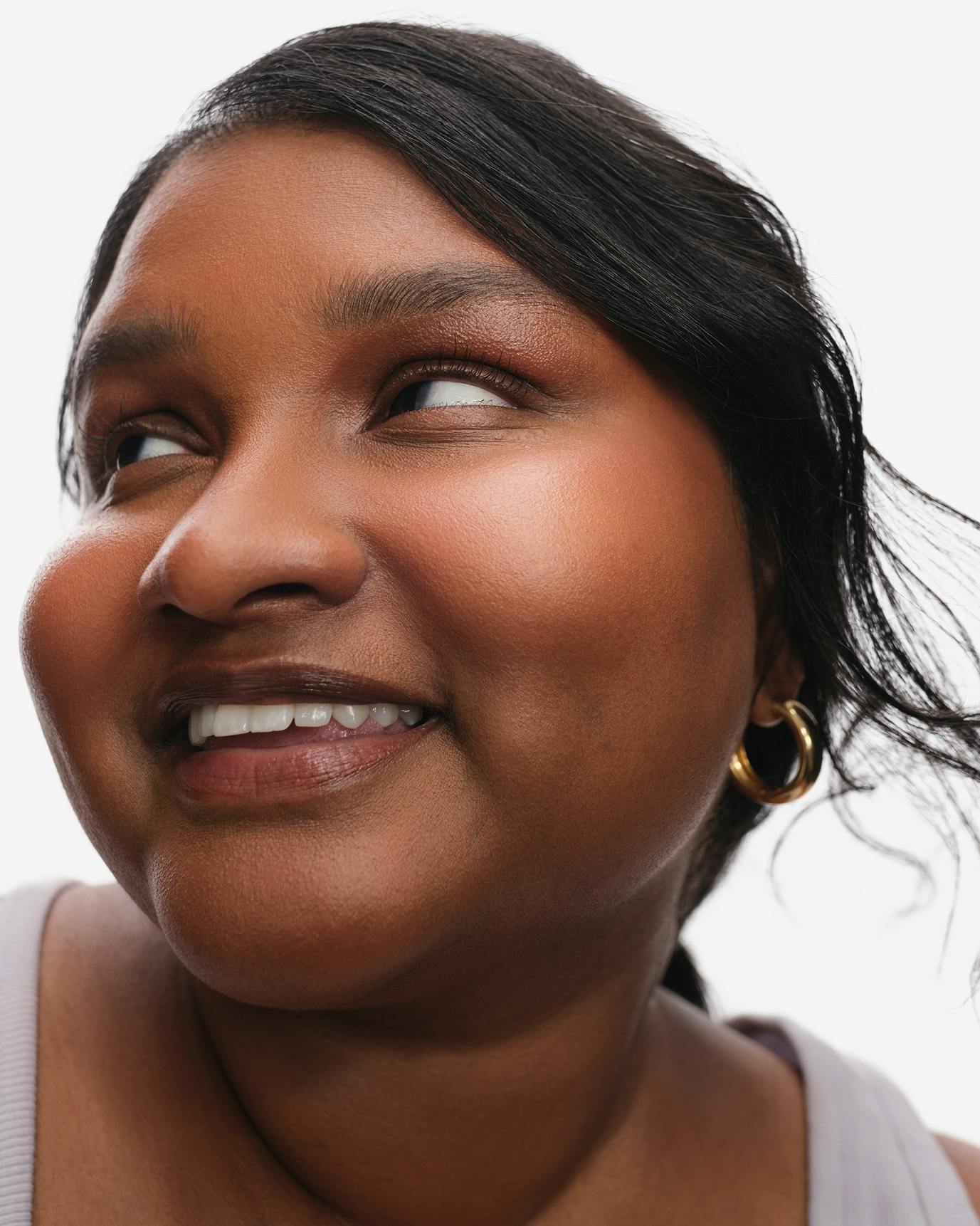 Sarennya wears Skylight in Glimmer.