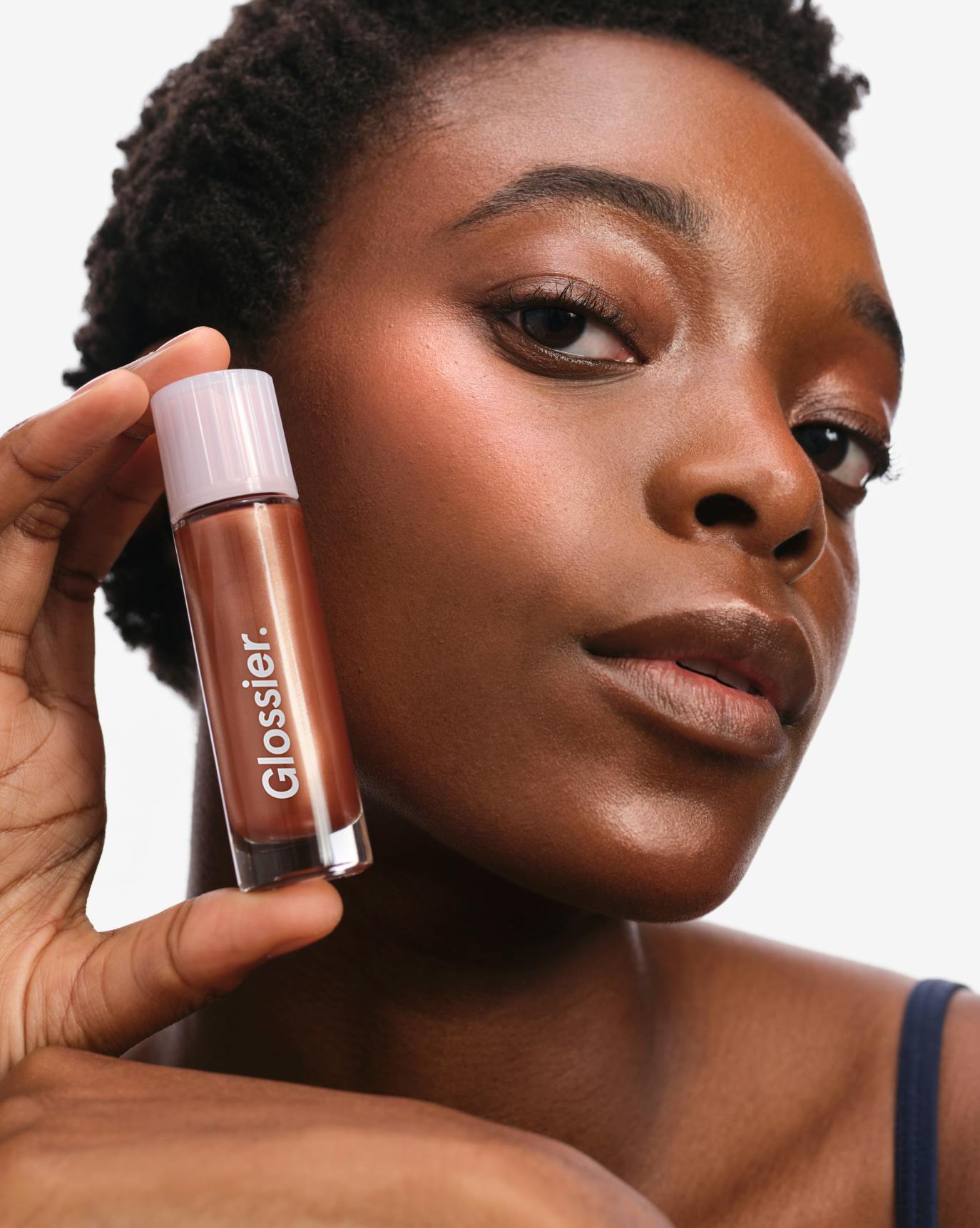 Olivia wears Skylight in Glimmer.