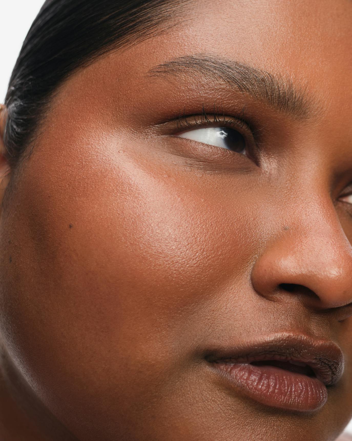 Sarennya wears Skylight in Glimmer.