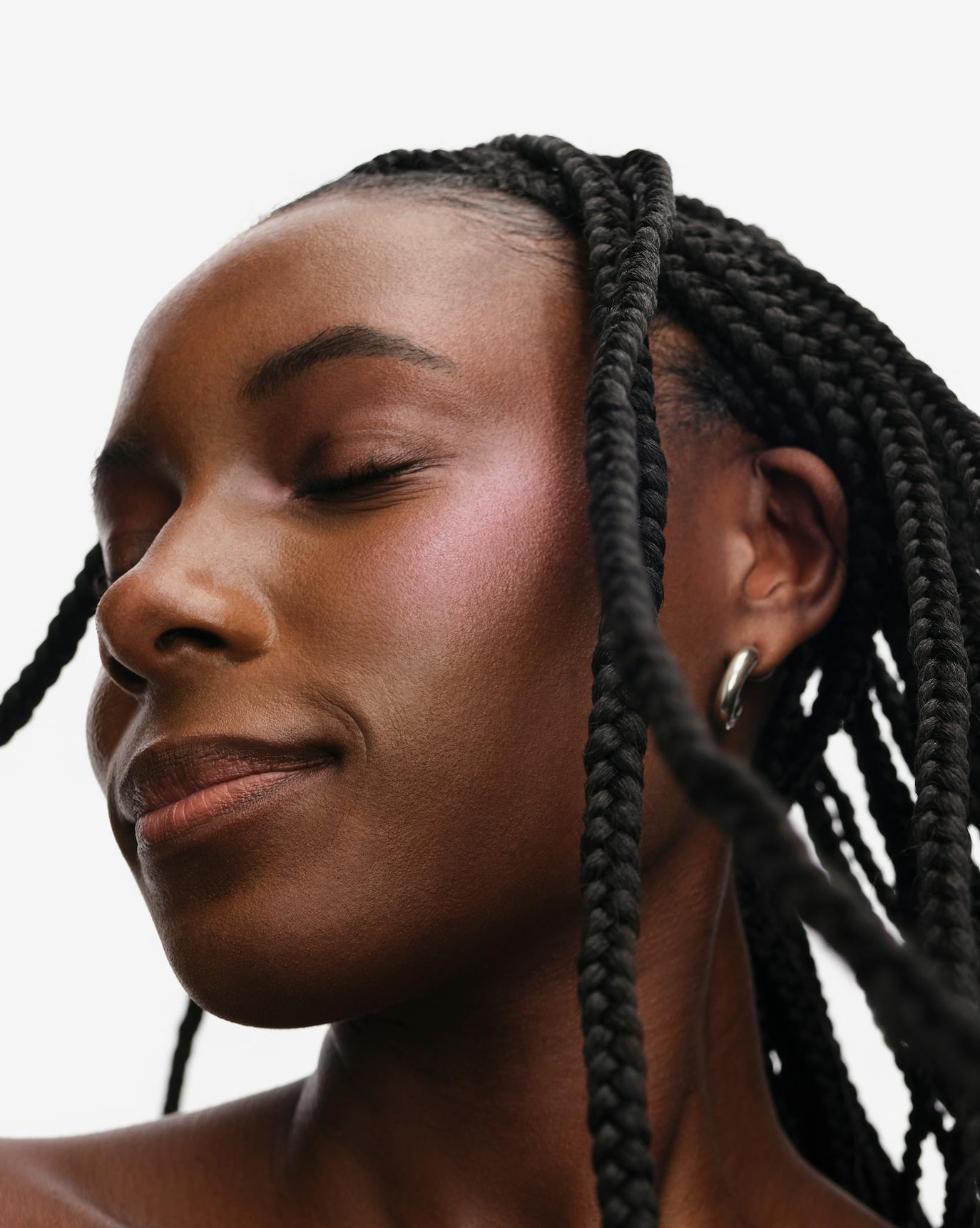 Christine wears Skylight in Gaze.