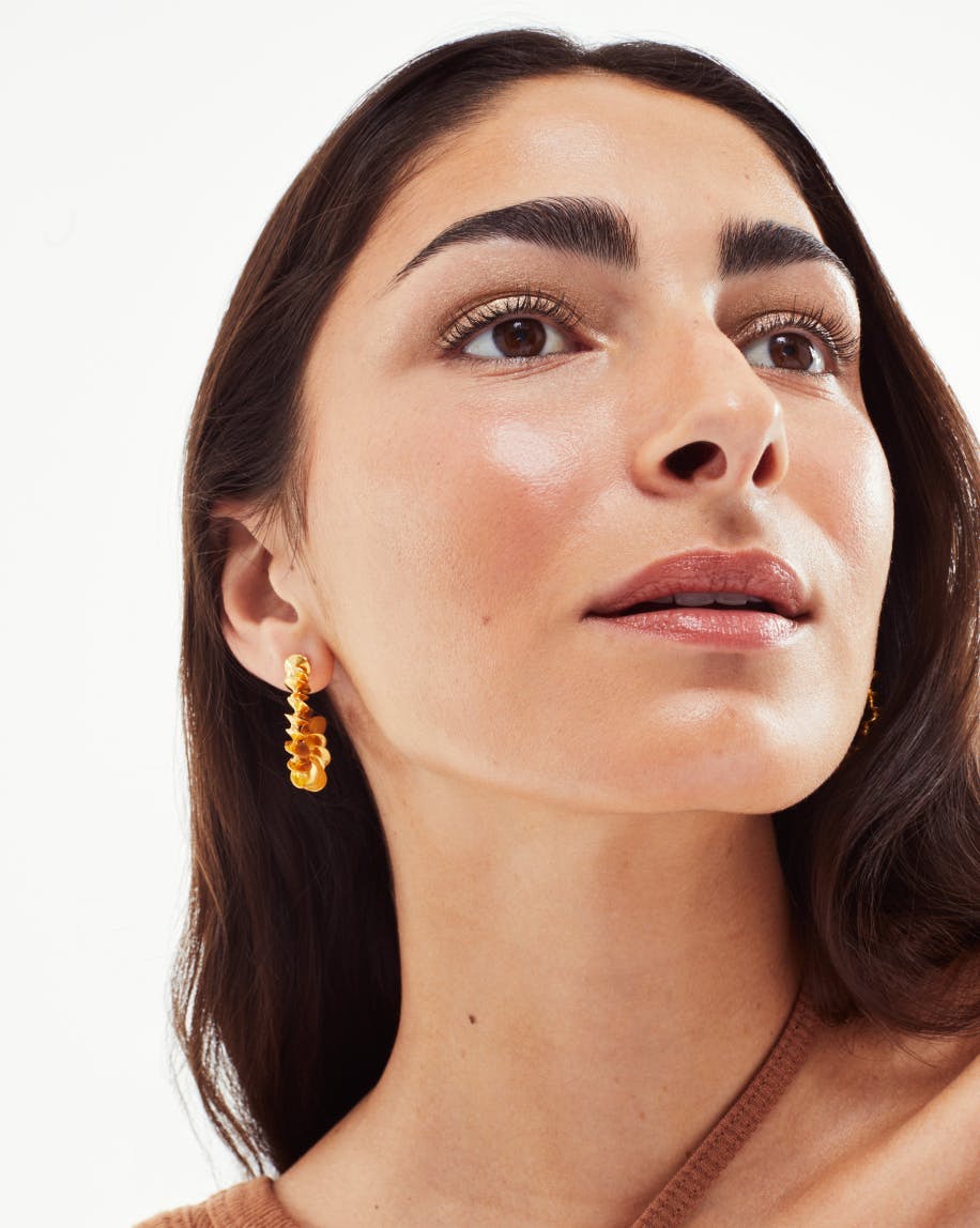 Model wears Lidstar in Bun.