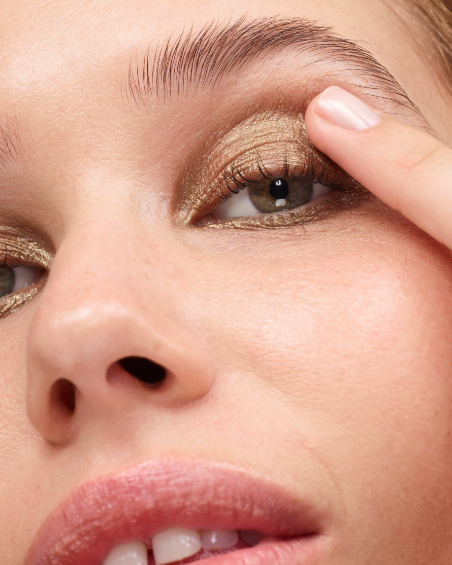 【新品】Glossier Monochromes アイシャドウ　Almond Glossier Monochromes Review \u0026 Swatches - The Beauty Minimalist