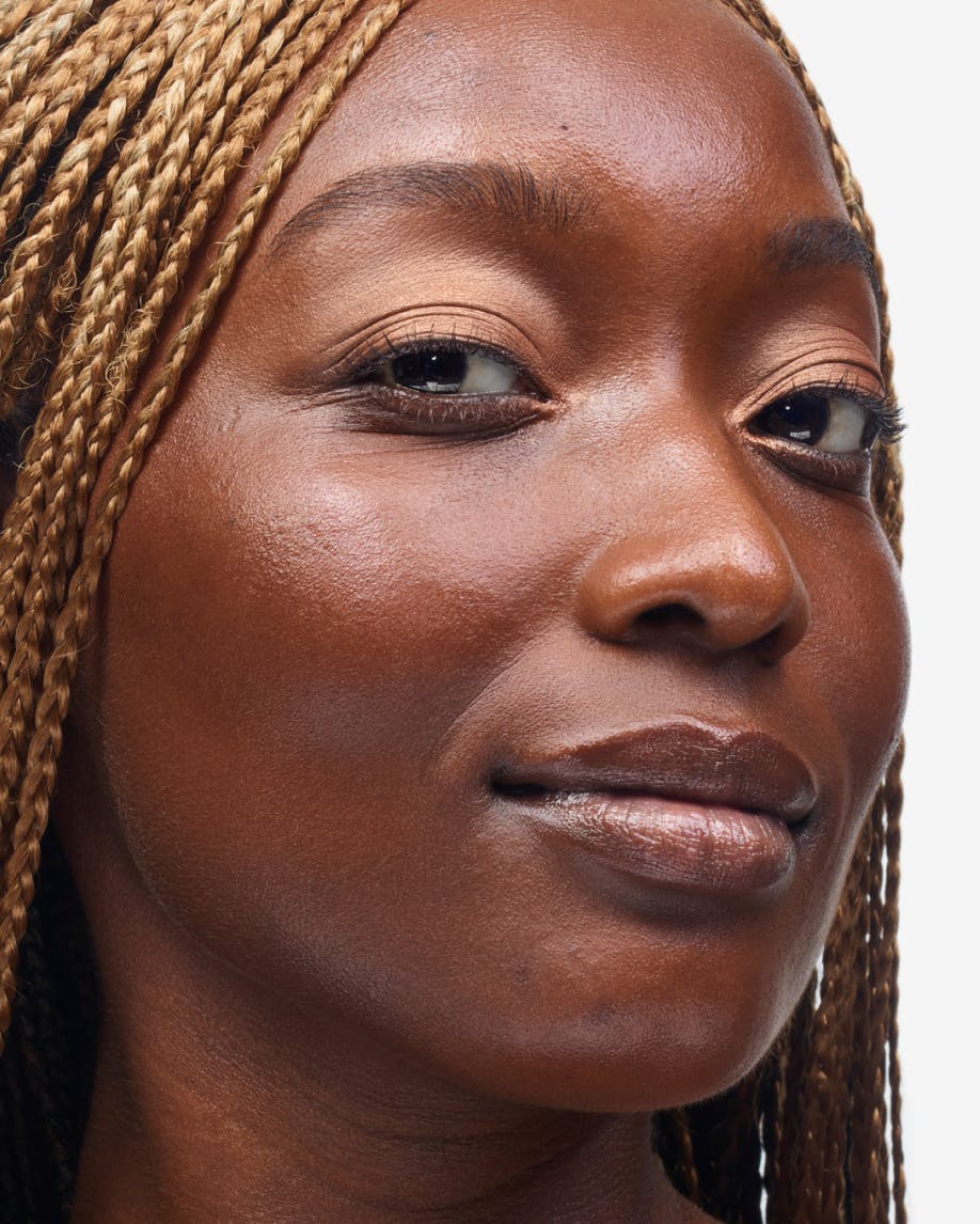 Samantha wears Monochromes in Teak.