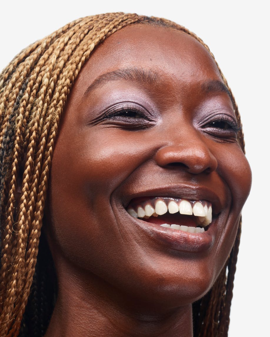 Samantha wears Monochromes in Mist.