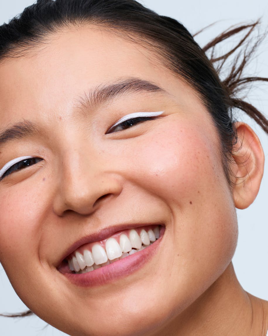 Terumi creates a bold line with No.1 Pencil in Canvas.