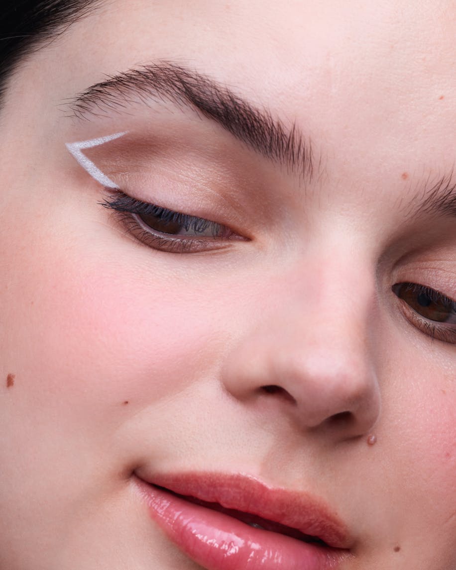 Alicia draws a graphic line with No.1 Pencil in Canvas.