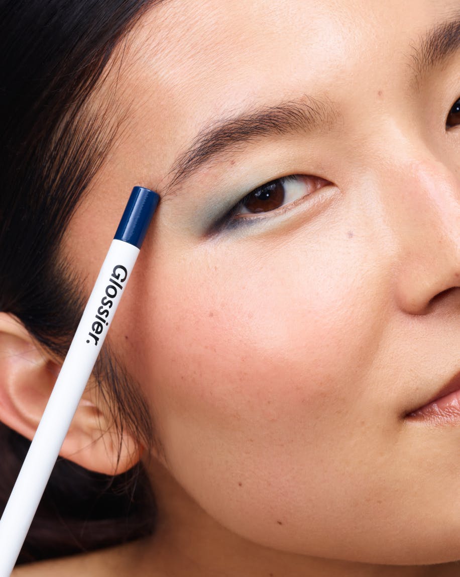 Terumi creates a diffused look with No.1 Pencil in Lapis.
