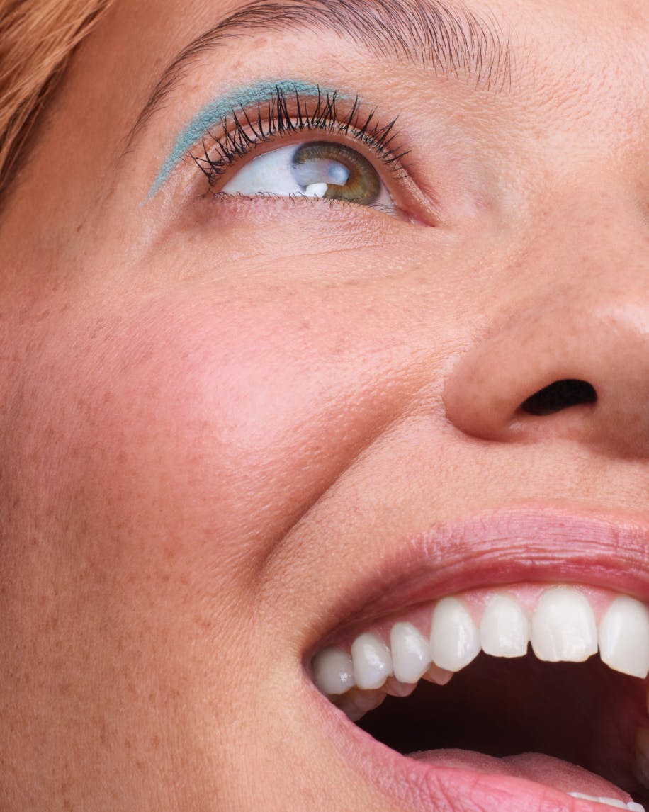 Zo√´ draws a graphic line with No.1 Pencil in Patina.