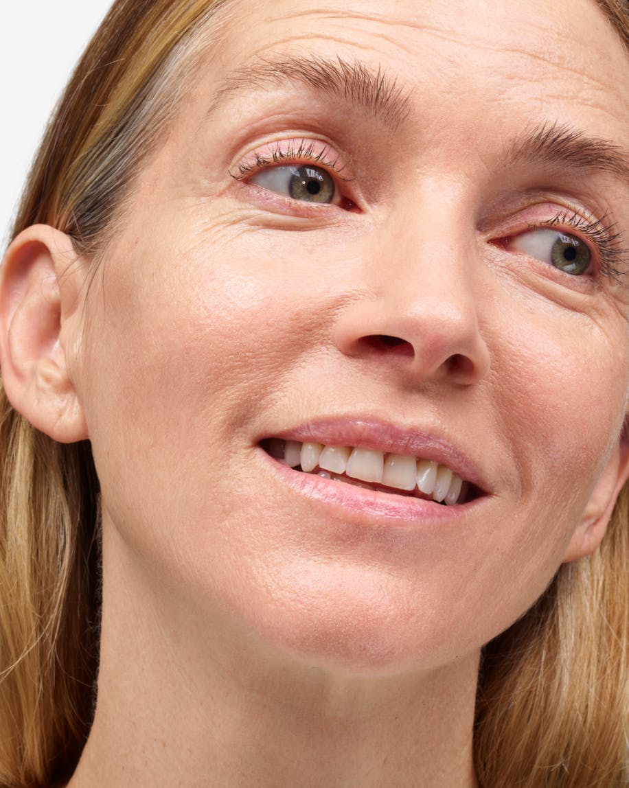 Diamond Powder brightens and minimizes pores while Glycerin moisturizes skin.