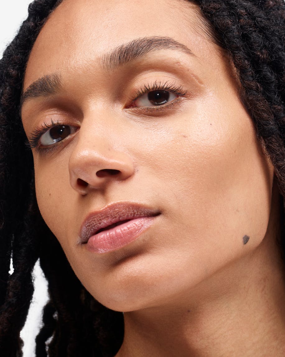 Diamond Powder brightens and minimizes pores while Glycerin moisturizes skin.