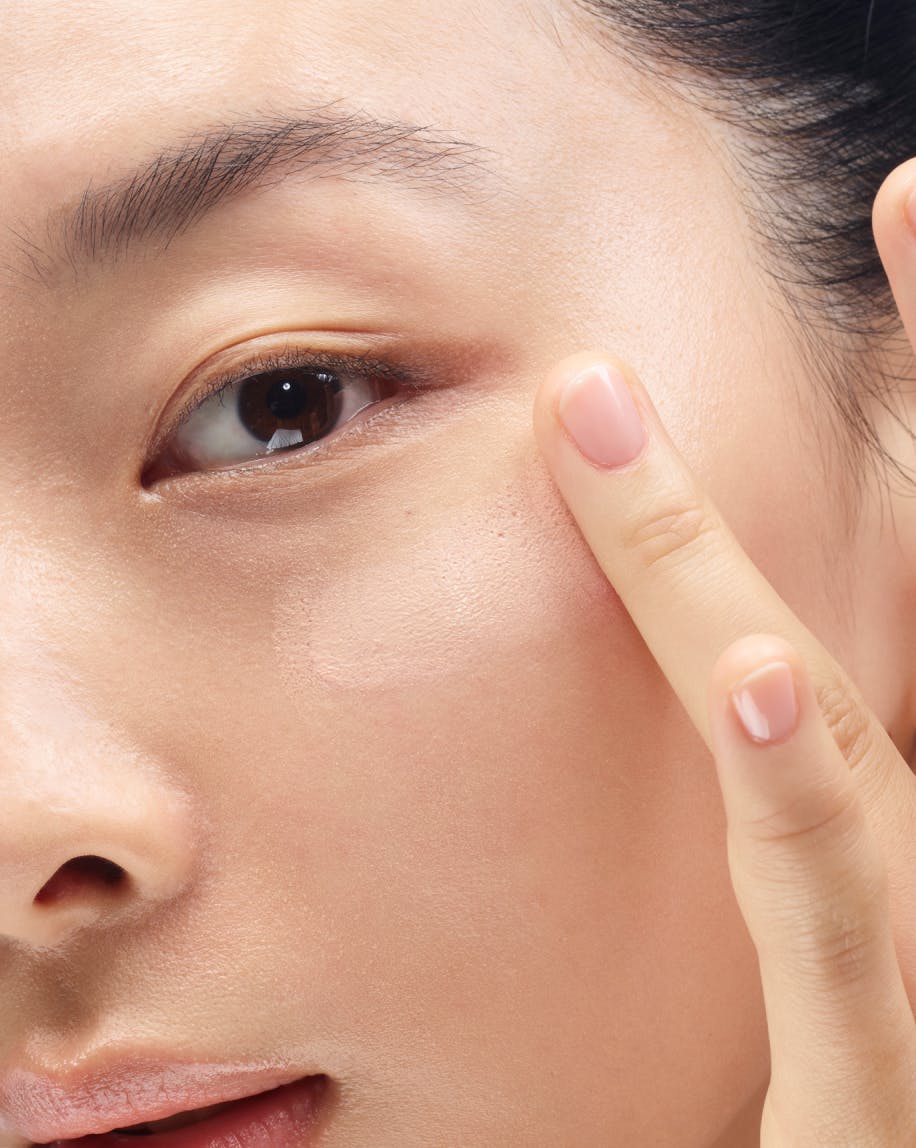 Eve applies Stretch Concealer in G12.