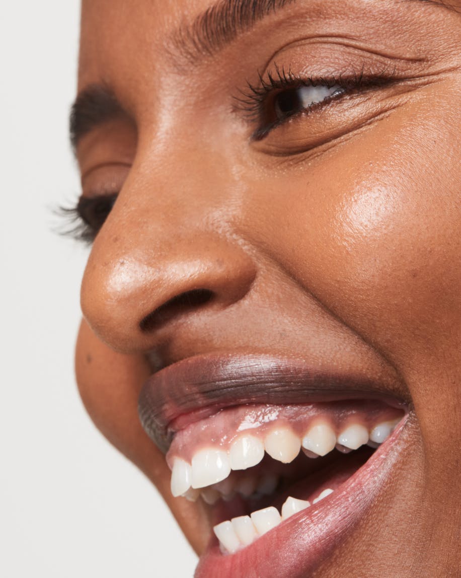 Super Glow helps create a smoother, more even tone. It nourishes and energizes skin so it looks fresh, recharged, and glowy.