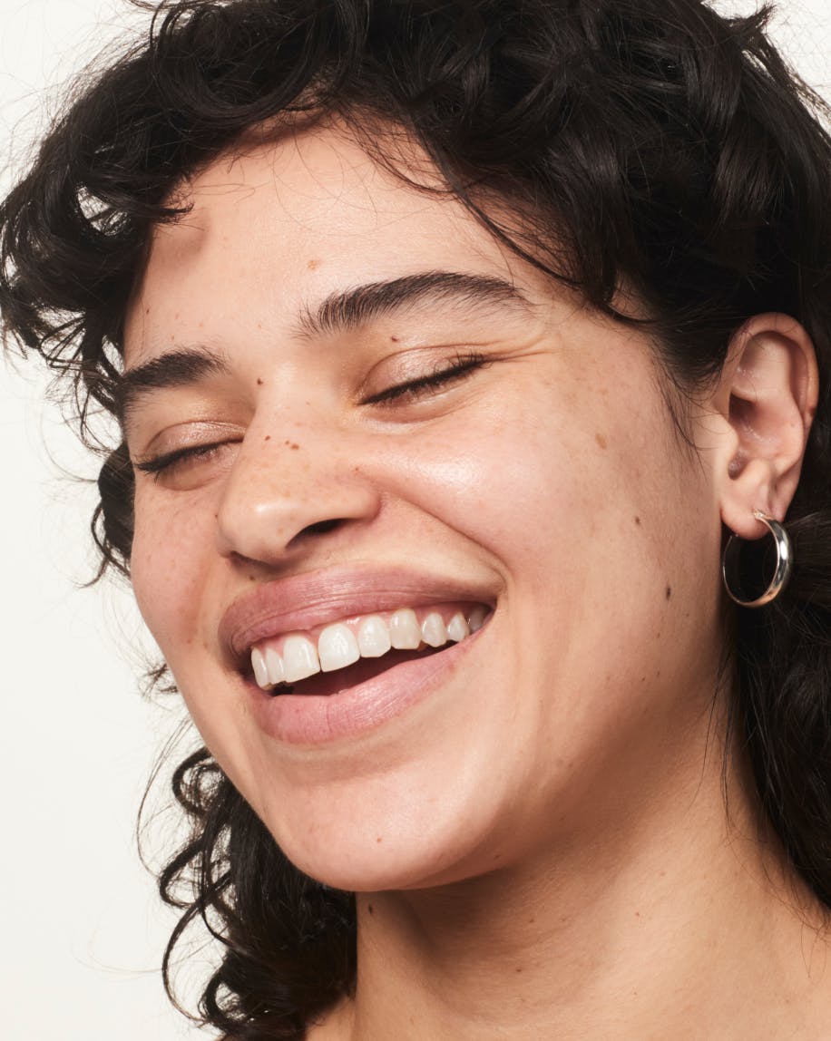 Model wears Wowder in G8-G10.